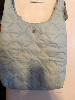 Lululemon Light Mint/greenish color Shoulder Tote - perfect for summer
